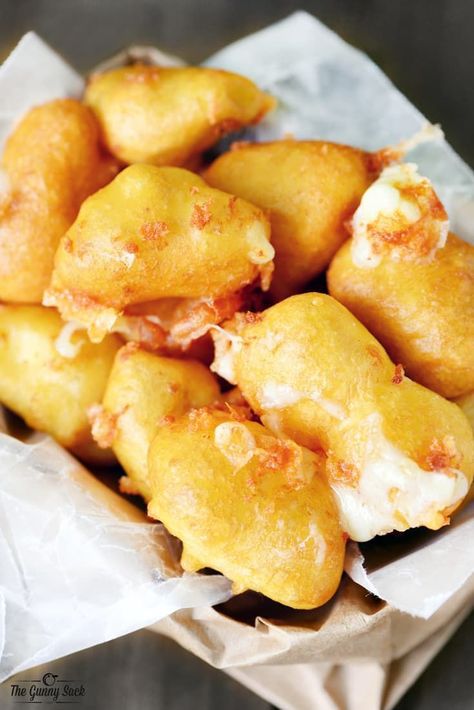 Fried Cheese Curds Recipe, Cheese Curds Recipe, Wonton Recipe, Cheddar Cheese Curds, Fried Cheesecake, Fried Mozzarella, Fried Cheese Curds, Deep Fried Appetizers, Fried Halloumi