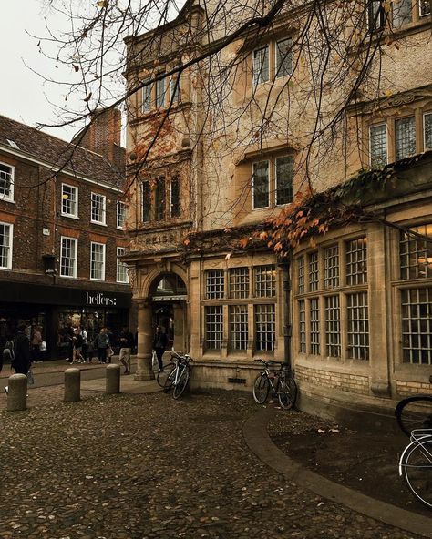 Polly Florence on Instagram: “From a few years back— wandering around Cambridge on a rainy October day. 🍂☁️ I’m so looking forward to what this month will bring—…” Shiloh Core, Dps Aesthetic, Lavender Latte, Dark Acadamia, Academia Aesthetics, Fotografi Vintage, Paris Jackson, Dark Academia Aesthetic, Trik Fotografi