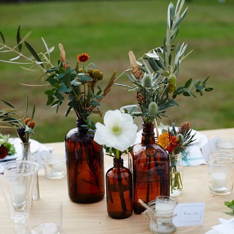 Simple Fall Tablescapes, Baby Bottle Decorations, Glass Bottles Wedding, Glass Bottle Centerpieces, Bottles Decoration Diy, Fall Wedding Tables, Amber Glassware, Bottle Centerpieces, Jar Centerpieces