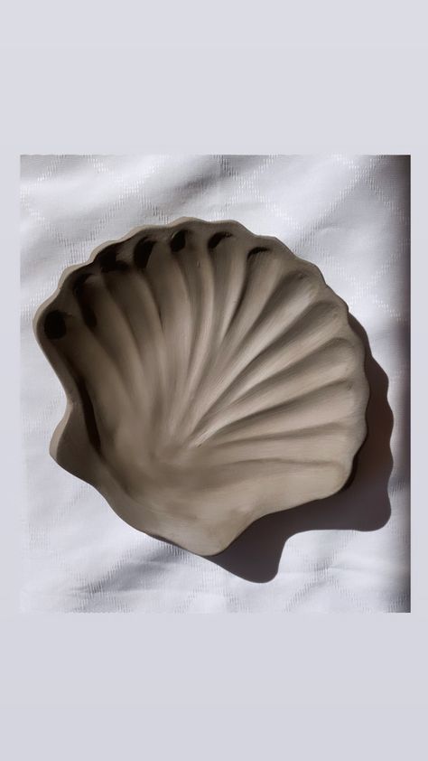 Clay Seashells Diy, Drape Mold Ceramics, Clay Shell Bowl, Ceramics Seashell, Pinch Pot Clay Ideas, Ceramic Clay Projects, Clay Ideas Plate, Pinch Clay Ideas, Ceramics Pinch Pot