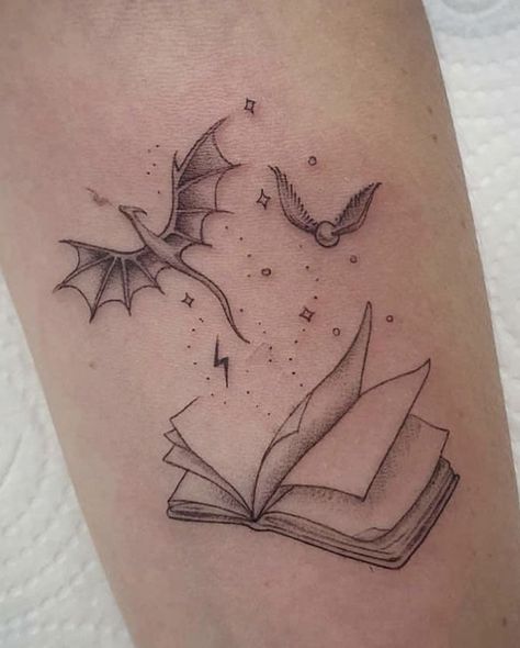 Book Linework Tattoo, Harry Potter Tattoo Unique, Tattoos Small Meaningful, Harry Tattoos, Hp Tattoo, Bookish Tattoos, Fantasy Tattoos, Výtvarné Reference, Inspiration Tattoos