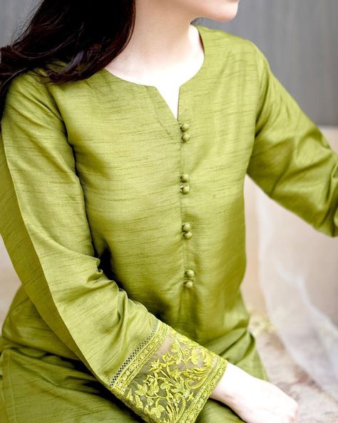 Plain Suit Designs Indian, Suit Designs Indian Style, Silk Kurti Designs, Simple Frock Design, Latest Dress Design, Simple Kurta Designs, Designer Kurti Patterns, Trendy Shirt Designs, Simple Kurti Designs