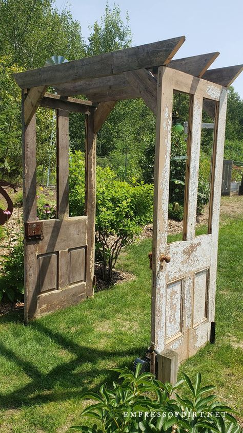 22 Ideas For Old Doors and Windows in the Garden Fence Made From Old Doors, Old Windows Garden Ideas, Photography Garden Ideas, Old Door Trellis, Using Doors In The Garden, Door Garden Decor, Old Windows In Garden Ideas, Mirrors Outside Gardens, Old Door Ideas Decor Wall Art