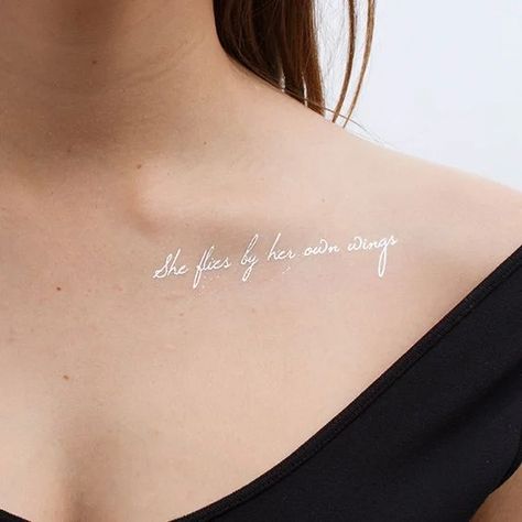 15 Tatuajes con tinta blanca que son bellos y discretos Typography Tattoo, French Tattoo, Optical Illusion Tattoo, White Ink Tattoo, Tattoo Equipment, Most Popular Tattoos, 1 Tattoo, Subtle Tattoos, White Tattoo