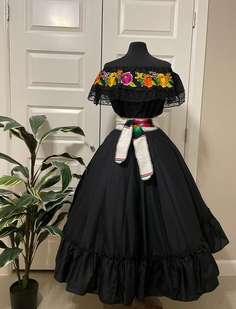 Beautiful and Authentic look of a "Adelita" Style Women Mexican Outfit.   Outfit comes w ruffled/embroidered blouse, belt and dance skirt.   OVERVIEW: Sizes available are standard SMALL, MEDIUM & LARGE choose your size  PLEASE READ: All the Blouse Embroidery floral designs & colors may vary from the photo. *Skirt length is 32-34"  *Belt is 76" long Care Details: *Hand wash only *Delicate care *Hang Dry NOTE: Flower crown not included, is sold separately.  Great to wear for your special celebrati Embroidery Floral Designs, Mexican Dresses Traditional, Mexican Traditional Clothing, Folkloric Dress, Outfit Dance, Cinco De Mayo Celebration, Mexican Outfit, Outfit Halloween, Dance Outfit