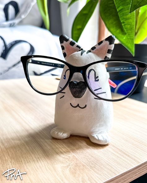 We've found the purr-fect project for you — a DIY Air-dry Clay Glasses Holder! Say goodbye to the days of scratched lenses and misplaced glasses. With a pinch of clay and a dash of creativity, you can mold an adorable cat-shaped buddy to cradle your specs. 🐱👓 Air Dry Clay Glasses Holder, Clay Glasses Holder, Diy Air Dry Clay, Air Dry Clay Projects, Clay Diy Projects, Glasses Holder, Diy Holder, Modeling Clay, Clay Ideas