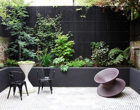 The Power of Black in the Garden: 7 outdoor spaces that prove that Black is back – The Colorado Nest Black Garden, Walled Garden, Have Inspiration, New Garden, Courtyard Garden, Garden Fence, Small Gardens, Back Garden, Garden Spaces