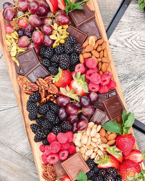 Dessert Charcuterie Board Macaroons, Sweet Snack Board Ideas, Charcuterie Board Chocolate And Fruit, Berry Board Ideas, Chocolate And Berry Charcuterie Board, Berries Charcuterie Board, Spring Fruit Charcuterie Board, Berry Platter Ideas, Chocolate Fruit Board