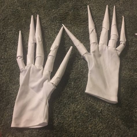 Made with plain white gloves and paper finger tips.....lots of tape and hot glue Paper Claws, Paper Costume, Moon 2023, Slender Man, Cosplay Tutorial, Finger Tips, Cosplay Diy, Fantasias Halloween, Paper Tape