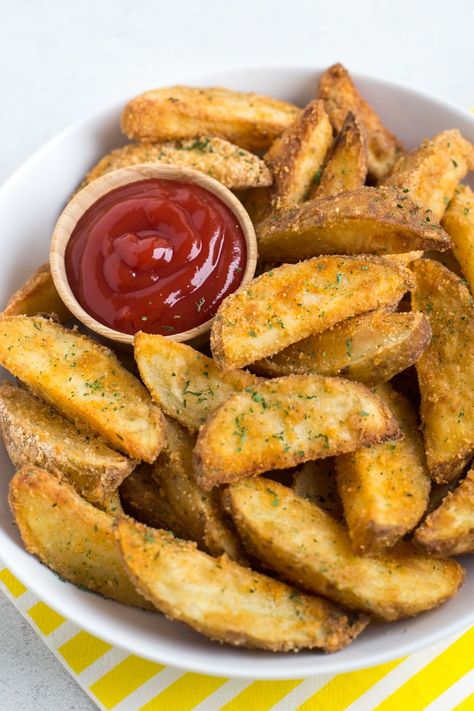 Essen, Homemade Potato Wedges, Baked Potato Wedges, Crispy Potato Wedges, Crispy Baked Potatoes, Yummy Fries, Perfect Baked Potato, Potato Wedges Baked, Homemade Fries