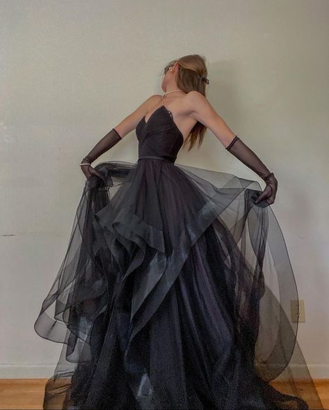 Pic i found on insta Party Dress With Gloves, Dress Baddie, Tulle Pattern, Mode Indie, Dress With Gloves, Prom Dress Inspo, Strapless Party Dress, Strapless Prom Dresses, A Line Evening Dress