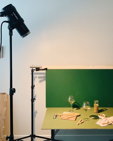 Weekend Creative, Food Photography Lighting, Photography Set Up, Photography Lighting Setup, Studio Foto, 카드 디자인, Foto Tips, Still Photography, Lighting Setups