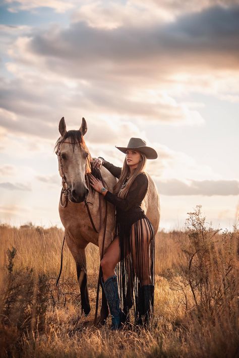 Cowgirl Senior Pictures, Equestrian Photoshoot, Horse Photoshoot Ideas, Equine Photography Poses, Horse Senior Pictures, Country Couple Pictures, Cowgirl Photoshoot, Horse Photography Poses, Cowgirl Photo