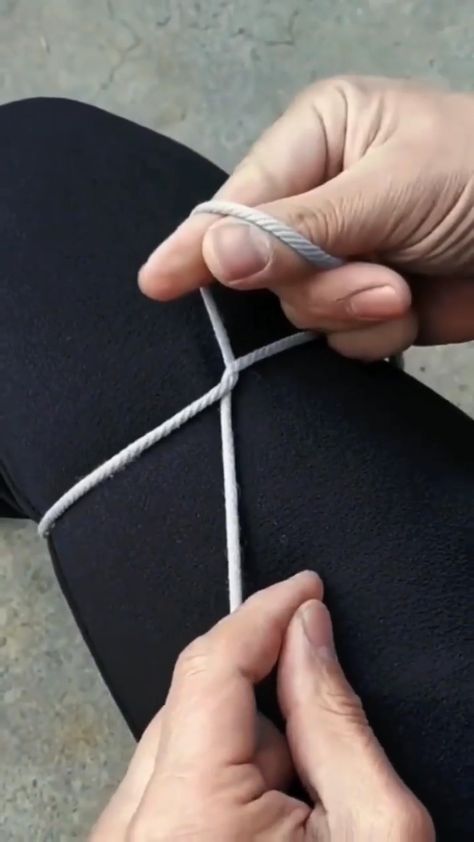 How To Tie A Flat Bow, How To Tie A Square Knot, How To Tie A Perfect Bow, Tying Drawstrings, Simpul Dasi, Bow Tying, How To Tie A Knot, Craft Hacks, Survival Knots