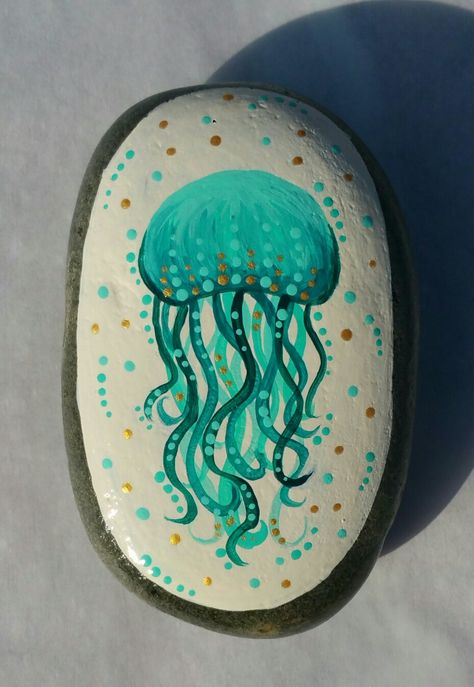 Painted Rock Jellyfish, Rock Painting Ideas Pattern, Wave Rock Painting, Rock Painting Ideas White Background, Under The Sea Rock Painting, Coastal Rock Painting Ideas, Sea Creature Painted Rocks, Ocean Rock Painting Ideas, Jellyfish Rock Painting