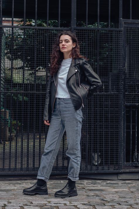 Casual Grunge, Chunky Chelsea Boots, Black Boots Outfit, Walks In London, Botas Chelsea, Chelsea Boots Women, London Shoes, The Walk, Leather Chelsea Boots