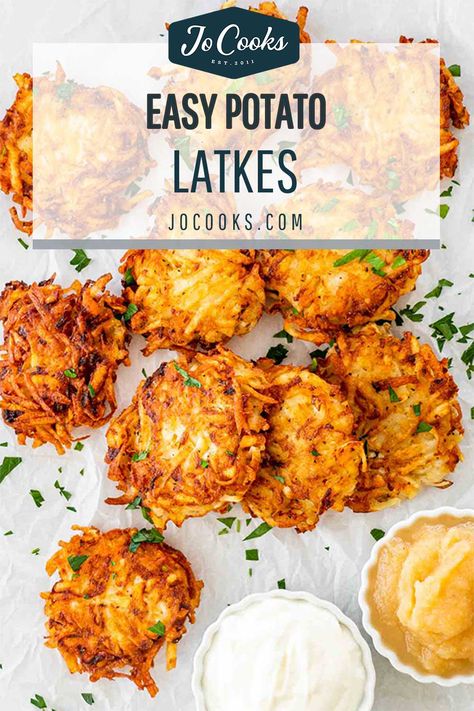 Essen, Latkes Recipe Easy, Potato Latke Recipe, Kosher Cooking, Hanukkah Food, Potato Latkes, Potato Fritters, Potato Pancakes, Potato Cakes