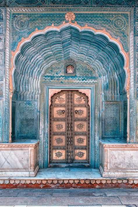 Rajasthan Architecture, City Palace Jaipur, India Architecture, Indian Doors, Gorgeous Doors, Asian Architecture, Indian Architecture, Indian Aesthetic, Unique Doors