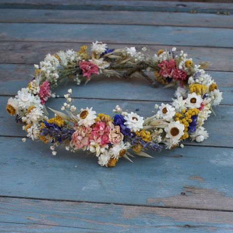 dried flowers... a good idea to avoid things being done at the last minute, and also wilting. Wedding Daisies, Hair Crown, Bohemian Look, Woodland Wedding, Crown Hairstyles, Flower Hair, Dried Flower, Flower Crown, Flowers In Hair