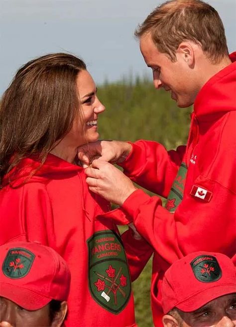 Kate Middleton and Prince William's most loved-up moments on royal tours - photos - Photo 10 Kate Middleton Casual Style, Style Kate Middleton, Duchesse Kate, William E Kate, Prince William Et Kate, Princesse Kate Middleton, Kate Middleton Pictures, Kate Middleton Outfits, Kate Middleton Prince William