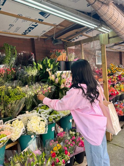 Girl picking flowers in a pink and white striped button down and blue jeans from Zara in NYC Nyc Summer Photo Ideas, Spring In The City Aesthetic, City Spring Aesthetic, Nyc Aesthetic Spring, Spring City Aesthetic, Nyc Spring Aesthetic, Summer In The City Aesthetic, City Living Aesthetic, New York Summer Aesthetic