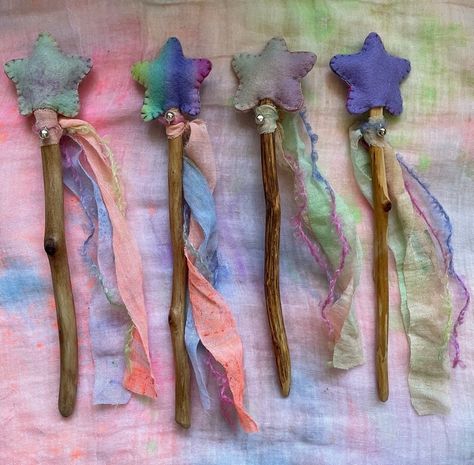 Steiner Craft Ideas, Waldorf Gifts Handmade, Winter Waldorf Crafts, Fairy Wands Diy How To Make, Fairy Party Activities, Fairy Wand Craft, Crafts For 3yrs Old, Diy Fairy Wand, Diy Kids Gifts