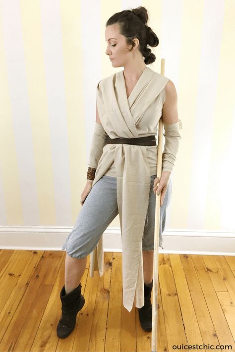 Rey Halloween costume and hair tutorial video from Star Wars The Force Awakens. My cheap and easy DIY family Star Wars costume. I will be Rey; I have a BB-8 halloween costume for my baby; and a kids Kylon Ren halloween costume for my toddler. I made this DIY halloween costume using secondhand items I found at thrift store, Value Village and things I found at home. Rey Costume Diy, Rey Halloween Costume, Easy Star Wars Costumes, Minnie Mouse Kostüm, Star Wars Costumes Diy, Star Wars Outfit, Costumes Faciles, Star Wars Hair, Disfraz Star Wars