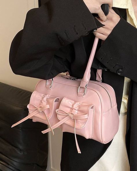 𐙚˙⋆Bow shoulder bag.˚ ᡣ𐭩 Price- 1240 + international shipping Dm to order Imported Takes 4-7 weeks to deliver once preorders submitted No cod, only prepaid . . . . #bow #bowseason #bag #korean Vanwalk Bag, Korean Bags, Korean Bag, Bow Tie Design, Bow Purse, My Style Bags, Aesthetic Bags, Pink Shoulder Bag, Simple Tote