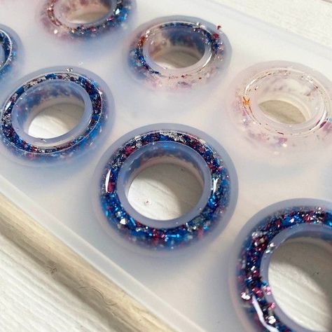 How To Make Resin Rings Diy Tutorial, Resin Rings Tutorial, Epoxy Resin Rings Diy, Resin Rings Diy How To Make, Epoxy Rings Diy, How To Make Resin Rings, Resin Rings Diy, Resin Ring Ideas, Resin Mobile Cover