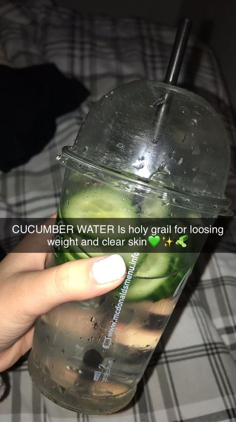 Healthy Water Recipes, Sommer Mad, Healthy Water Drinks, Easy Healthy Smoothies, Cucumber Water, Resep Diet, Healthy Water, Healthy Skin Tips, Healthy Drinks Recipes