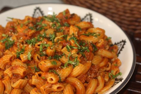 Indo Italian Foods are catching up and becoming popular street foods in India. If you love pasta and Indian cuisine I’m sure you will love this indian masala pasta / desi pasta recipe . Desi Pasta, Indian Style Pasta, Pasta Indian Style Recipe, Masala Pasta, Pasta Indian Style, Pressure Cooker Pasta, Amazing Pasta, Indian Masala, Red Sauce Pasta