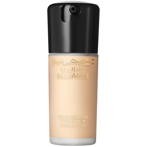 Suitable for all skin types, MAC Studio’s Radiance Serum Powered Foundation is infused with an 80% skincare formula featuring 33 nourishing actives, promoting an illuminated result with medium buildable coverage.Fortified with 10% hyaluronic acid, the serum-foundation hybrid locks in moisture for up to 24 hours to leave the skin visibly plump, smooth and radiant. Skin-loving superfoods and vitamins such as vitamin E and jojoba oil support long-lasting suppleness with a healthy-looking glow, enco Mac Studio Radiance, Mac Foundation, Mac Studio, Skin Redness, Skin Prep, Best Foundation, Oil Plant, Makeup Sponge, Skincare Ingredients