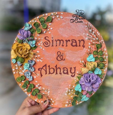 Wood Slice Name Plate, Sculpture Painting Name Plate, Lippan Art With Names, Name Plate With Clay, Wooden Rounds Crafts, Wood Slice Art Decor, Mdf Projects, Mould Art, Lippon Art