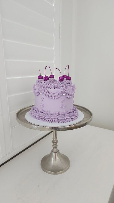 Purple Lambeth Cake, Lavender Theme Cake, Lavender And Gold Cake, Lavender Color Cake, Cute Purple Cake, Light Purple Cake, Pastel Purple Cake, Purple Cake Aesthetic, Purple Buttercream Cake