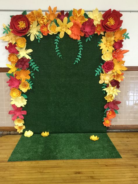 Paper Flower Arch Backdrop, Paper Flower Backdrop Diy, Diy Christmas Door, Dance Crafts, School Kids Crafts, Tree Day, Flower Decorations Diy, Diy Gift Set, Paper Flower Backdrop