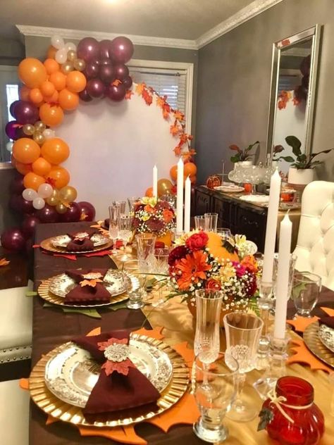 Thanksgiving Party Backdrop, Friendsgiving Brunch Decor, Thanksgiving Decorations Party, Friendsgiving Backdrop Ideas, Diy Thanksgiving Decorations Table, Thanksgiving Backdrop Ideas, Thanksgiving Photo Backdrop, Thanksgiving Dinner Decorations, Friendsgiving Party Decorations