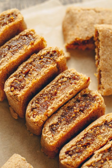 Homemade Fig Newtons – healthienut – Easy to follow plant-forward recipes Fig Newton Bars, Fig Newton Recipe, Homemade Fig Newtons, Trail Mix Cookies, Fig Newtons, Fig Bars, Almond Granola, Fig Recipes, Vegan Baking