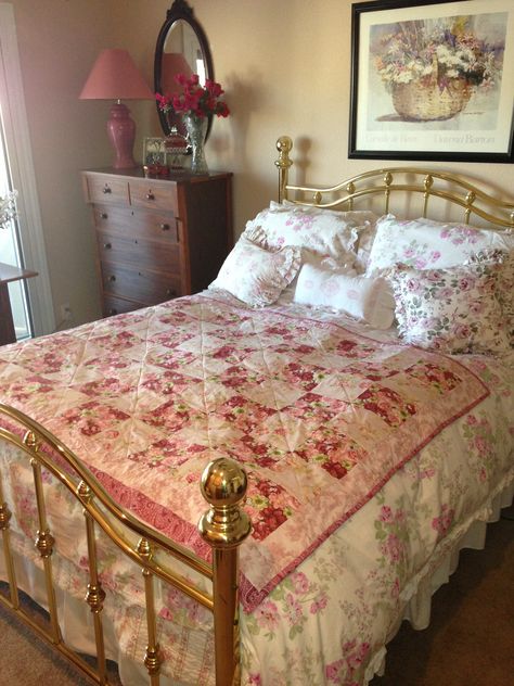 Victorian bedroom Antique Floral Bedroom, Simple Victorian Bedroom, Light Victorian Bedroom, Old Lady Bedroom, Victorian Bedroom Aesthetic, Victorian Bedroom Ideas, Victorian Bedroom Decor, Victorian Style Bedroom, Vintage Comforter