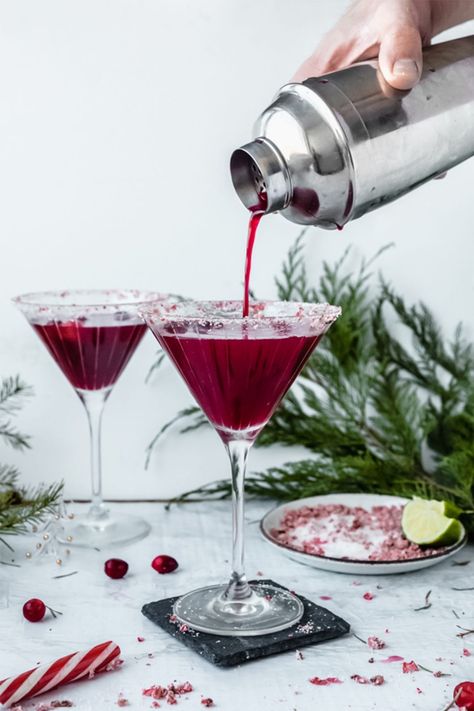 Santa Clausmopolitan Recipe for Christmas – Garlic Head Santa Clausmopolitan, Christmas Cosmopolitan, Cosmopolitan Cocktail Recipes, Cosmopolitan Drink, Cosmopolitan Recipe, Festive Holiday Drinks, Christmas Drinks Alcohol, Citrus Vodka, Christmas Punch Recipes