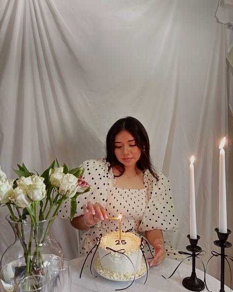 chapter twenty-five 🧁🖤🥂🍰✨ Birthday Zhest, Hbd Ideas, Fantasy Birthday, Birthday 27, Birthday Poses, Cake Photoshoot, Birthday Shots, 21st Birthday Photoshoot, Cute Birthday Pictures