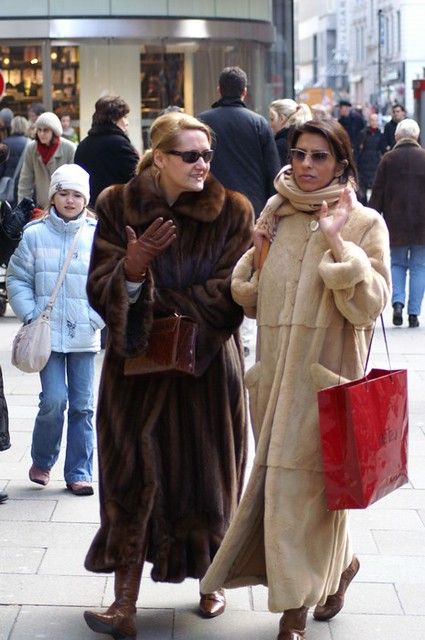 Mink Coats Outfit, Chanel Outfit Classy Chic, Fur Coat Street Style, Fur Coat Outfits, Fur Coat Outfit, Long Fur Coat, Coat Street Style, Fur Coat Vintage, Mink Fur Coat