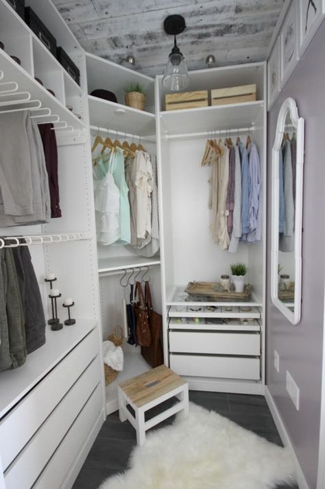 Ideas for how to organize and customize a master closet. These DIY closet ideas are sure to give you inspiration for your home! #diy #diyproject #closet #organization Small Master Closet, Diy Kast, Small Dressing Rooms, Organiser Son Dressing, Small Walk In Closet, Dressing Room Decor, Walking Closet, Walk In Closet Design, Closet Layout