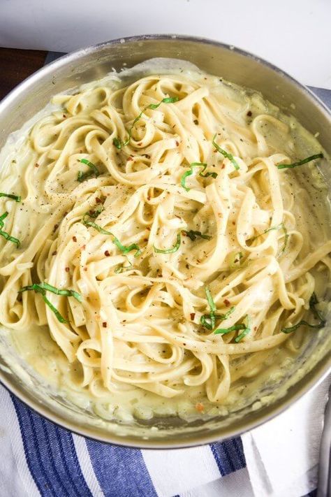 One Pot Creamy Garlic Pasta | yupitsvegan.com. Easy vegan fettuccine alfredo-style pasta dish that all cooks together in one pot. Creamy Garlic Pasta, Vegan Alfredo, Garlic Pasta, Creamy Garlic, One Pot, Alfredo, Garlic, Pasta