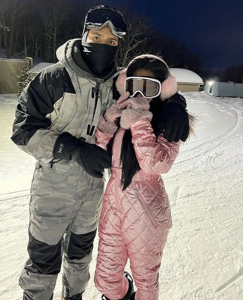 Black Couple Skiing, Snow Resort Outfits, Snow Suit Aesthetic, Snowsuit Outfit Black Women, Ski Girl Outfits, Snow Tubing Outfit, Snow Suit Outfit, Sledding Outfit, Snowsuit Outfit