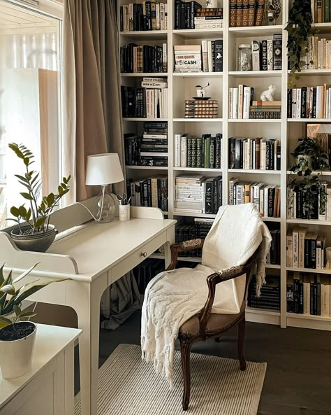 MJ | Books and cozy nooks (@themaryjaneedition) • Photos et vidéos Instagram Bookshelf Over Desk, Desk With Bookshelves On Each Side, Cozy Office Nook, Cozy Office Ideas, Office In Living Room, Home Study Design, Writing Nook, Cottage Office, Soft Living