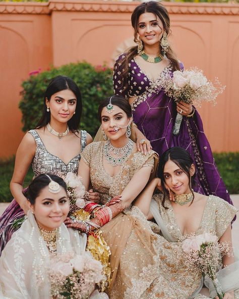 alia bhatt at a friend's wedding Bridesmaid Poses With Bride, Poses With Bride, Bridesmaid Photoshoot Ideas, South Indian Bridesmaids, Bridesmaid Poses, Bridesmaid Photoshoot, Bridal Squad, Unique Bridesmaid, Bengali Wedding