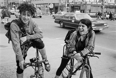 Street Portraits of Bike Messengers - Standing by with the Rollei 35 SE - Trevor Hughes - 35mmc Commuter Bike Style, Urban Bike Style, Rollei 35, Bike Showroom, Bike Fit, Printing Photos, Street Portraits, Yonge Street, Bike Messenger