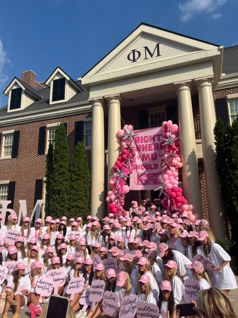 sorority bid day, phi mu bid day, pink bid day theme, tennessee phi mu, utk phi mu, southern sororities, sec sorority house, bid day banner, sorority rush, sorority recruitment, bid day decorations, bid day outfits, greek letters decor, sorority trucker hat and jersey Phi Mu Sorority, Phi Mu Bid Day Themes, Phi Mu Bid Day, Phi Mu Aesthetic, Bid Day Decorations, Pink Bid Day, Bid Day Outfits, Bid Day Banner, Rush Sorority