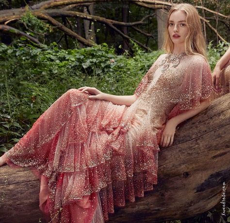 Into the woods ♥ Welcome to the Spring/Summer 2019 Marchesa collection Modern Fairy, Amazing Dresses, 파티 드레스, Fantasy Dresses, Luxury Dresses, Fantasy Gowns, Fantasy Dress, Pinterest Closet, Gorgeous Gowns