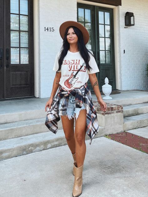 Nashville Shorts Outfits, Graphic Tee Country Outfit, Texas Concert Outfit, Evening Country Concert Outfit, Edgy Southern Fashion, Womens Rodeo Outfits Summer, Nashville Country Concert Outfit, Western Summer Outfits Plus Size, Easy Nashville Outfits